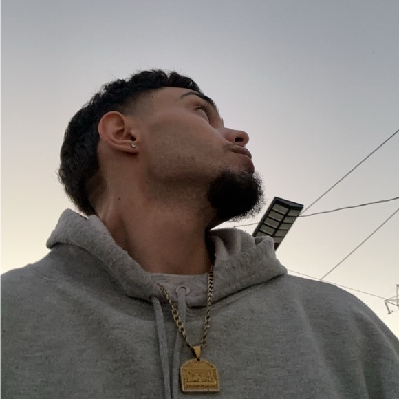 Meet your Posher, Carlos - Picture 2 of 2